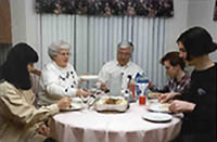 gemeinsame Mahlzeit mit der Gastfamilie